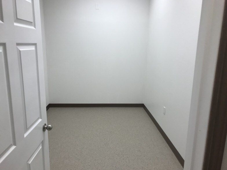 More Photos Of 206 1st St, Sergeant Bluff Office For Sale