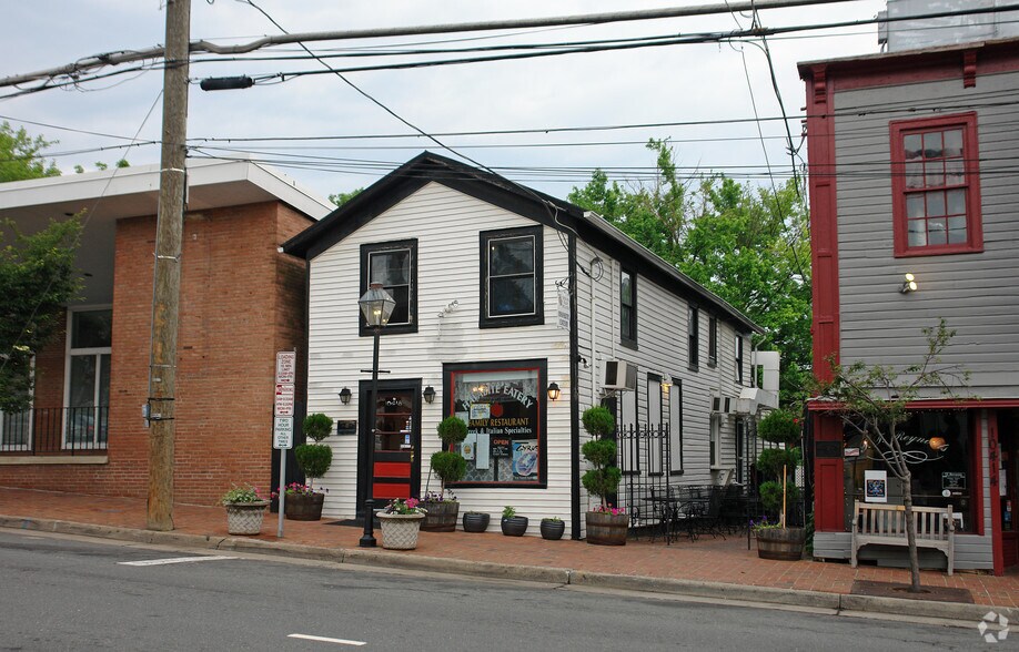 Primary Photo Of 10416 Main St, Fairfax Restaurant For Lease