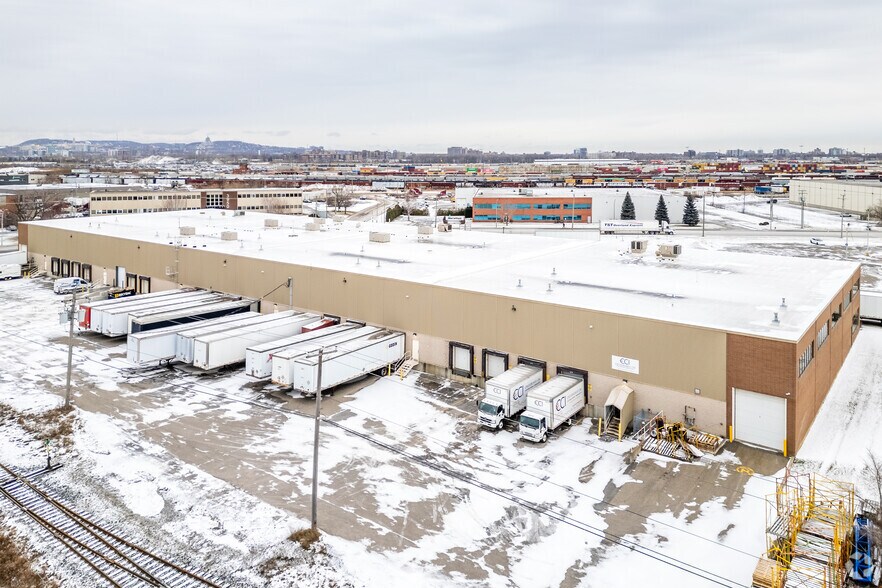More Photos Of 4105-4355 Rue Hickmore, Montréal Flex For Lease
