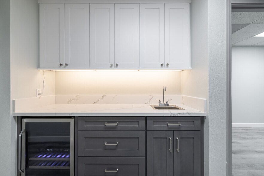 More Photos Of 2900 Bristol St, Costa Mesa Office For Sale