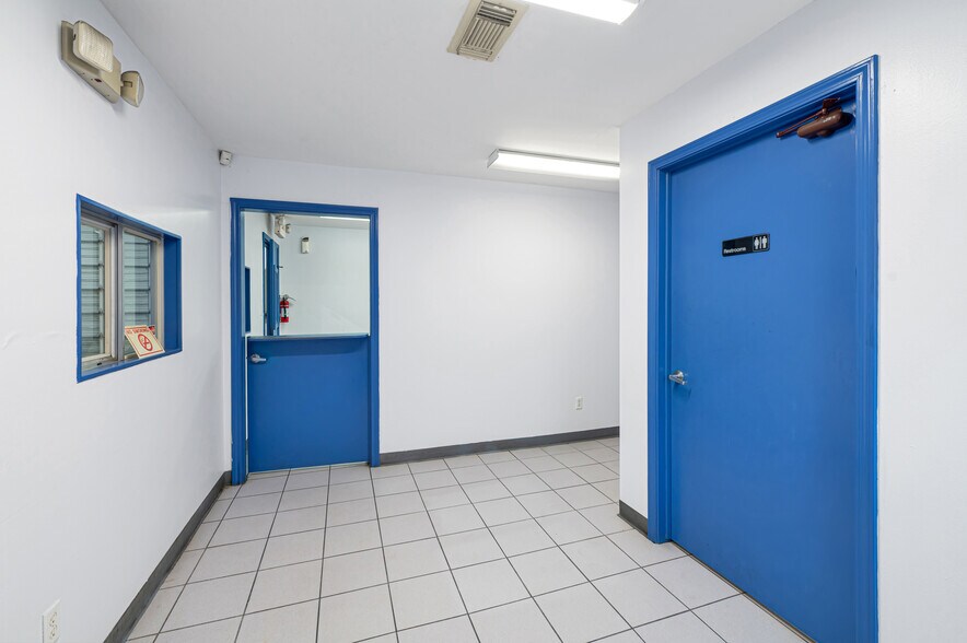 More Photos Of 8621 Antelope Dr, Houston Service For Lease