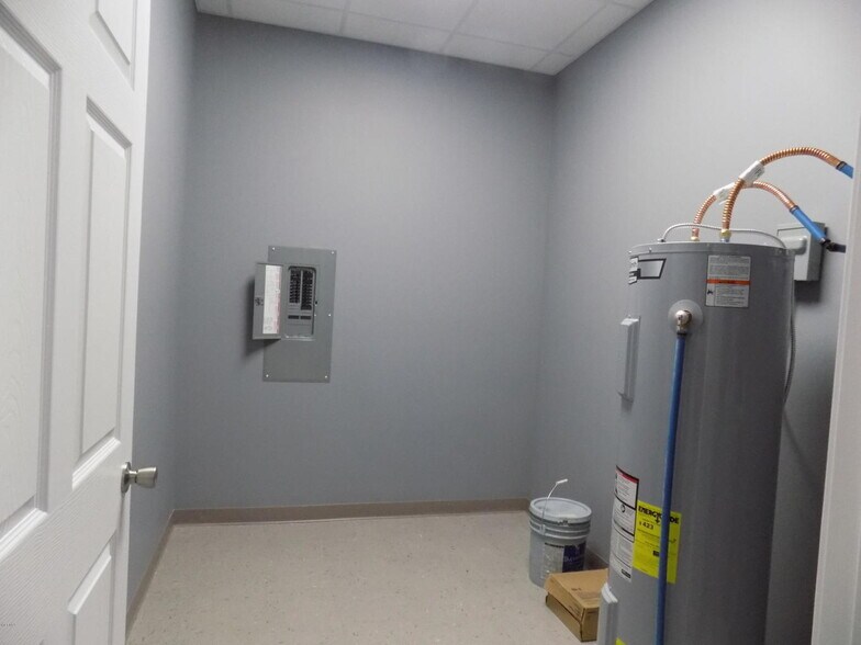 More Photos Of 1575 W Central Ave, Wiggins Office For Sale