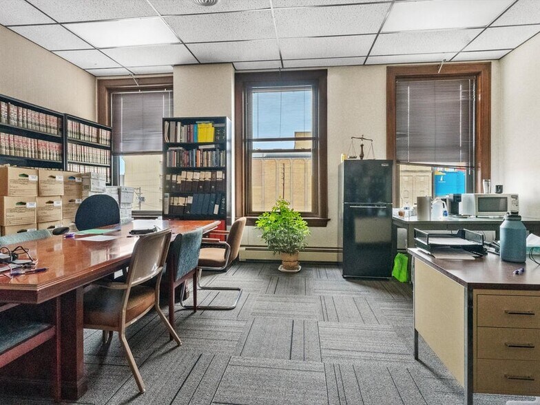 More Photos Of 921-931 8th St, Manitowoc Office For Sale