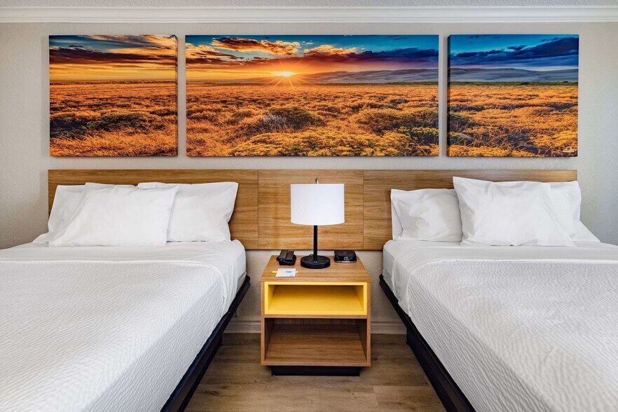 More Photos Of 2005 Veterans Blvd, Del Rio Hotel For Sale