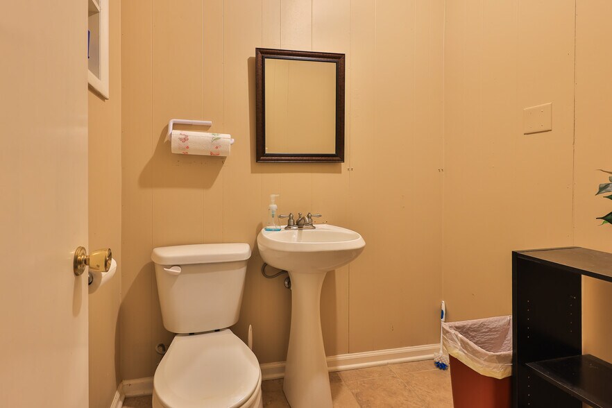 More Photos Of 308 N Lindell St, Martin Office For Sale