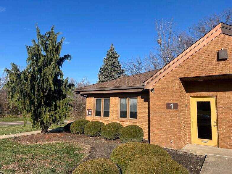 More Photos Of 1375 Kemper Meadow Dr, Forest Park Office Residential For Lease