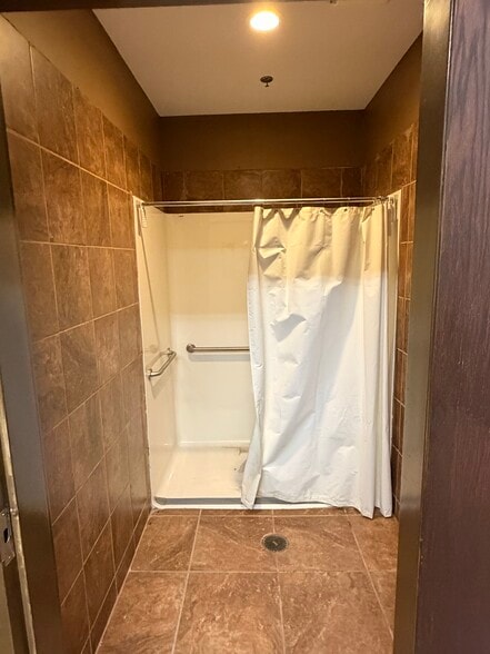 More Photos Of 572 Brewery Ln, Bourbonnais Showroom For Lease