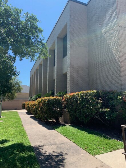 More Photos Of 401 E Washington Ave, Navasota Office For Sale