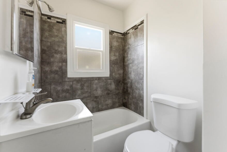 More Photos Of 1047 W 7th St, San Pedro Multifamily For Sale