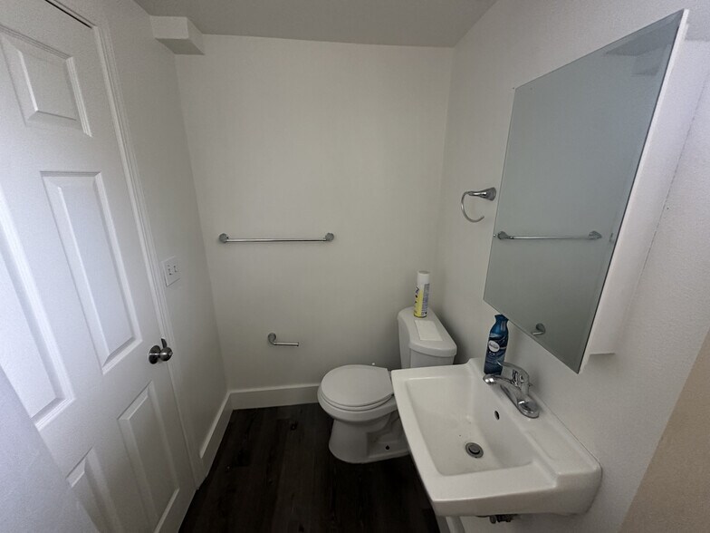 More Photos Of 537 Chester St, Oakland Apartments For Sale