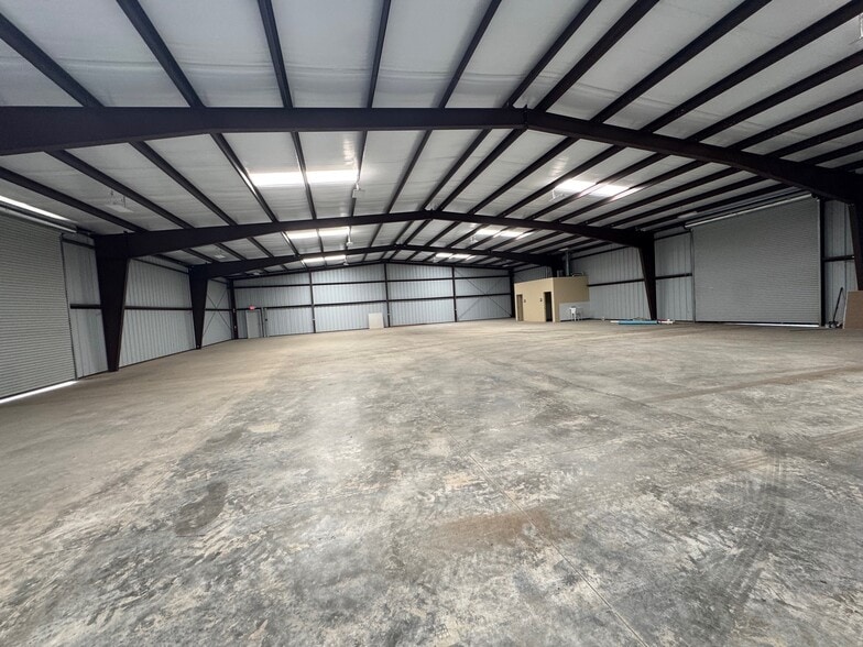 More Photos Of 11620 Old River Rd, Bakersfield Warehouse For Lease