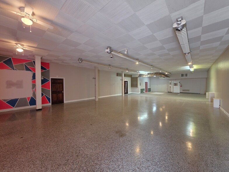 More Photos Of 206 E Main St, Rockwell Storefront Retail Office For Lease