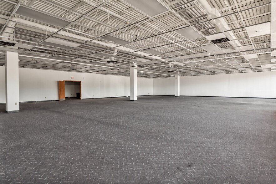 More Photos Of 3702-3748 N Main St, Rockford Storefront For Lease