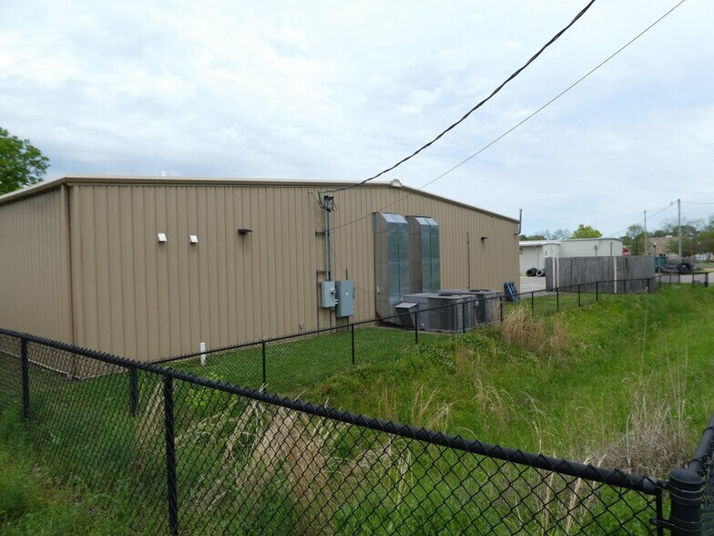 More Photos Of 605 W Market St, Bolivar Freestanding For Sale