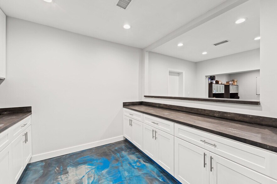 More Photos Of 2820 Spring Glen Rd, Jacksonville Office For Sale