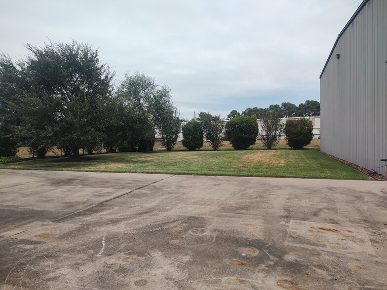 More Photos Of 6710 Bourgeois Rd, Houston Warehouse For Sale