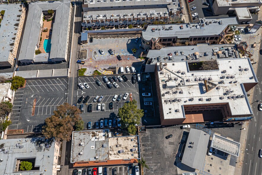 More Photos Of 17835 Ventura Blvd, Encino Medical For Sale