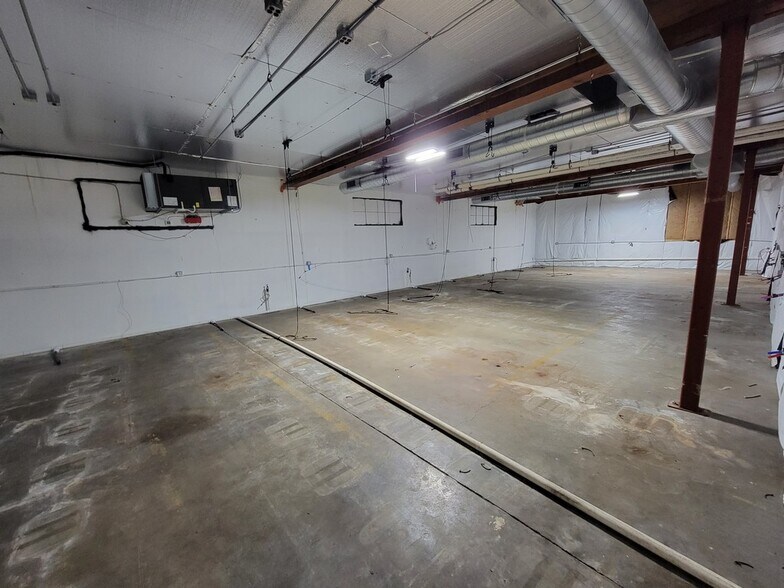 More Photos Of 3060 River Rd N, Salem Warehouse For Lease