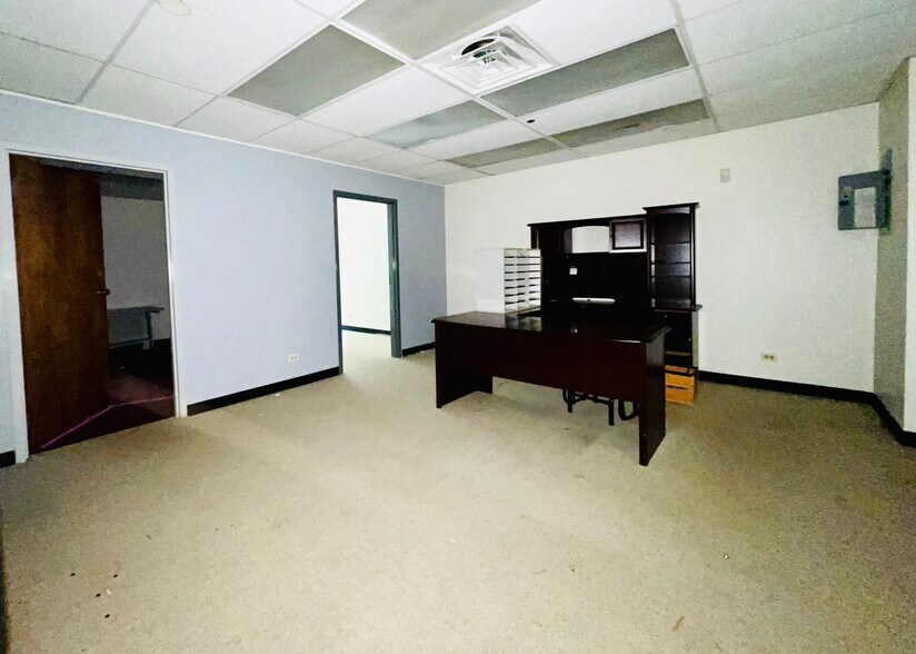 More Photos Of 9914 W Derby Ln, Westchester Flex For Sale