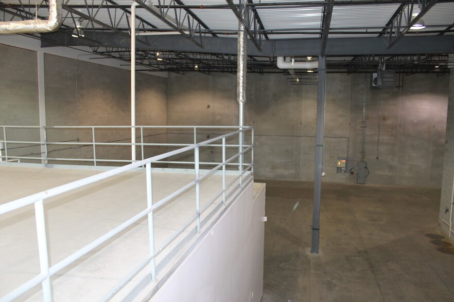 More Photos Of 340 Marshall Ave, Aurora Warehouse For Sale