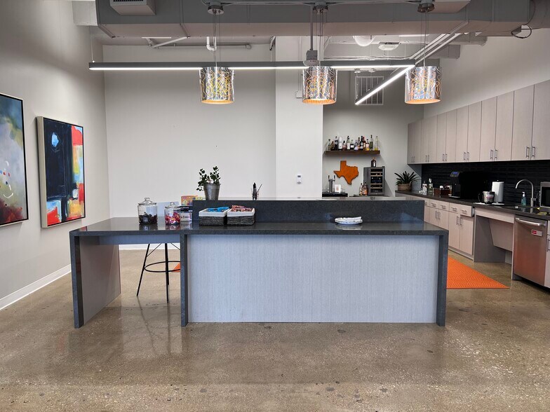 More Photos Of 3800 Maple Ave, Dallas Office For Lease