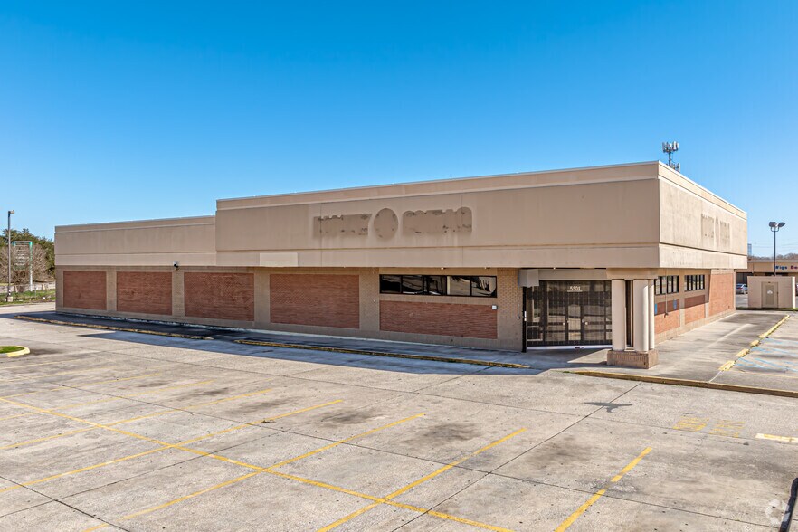 More Photos Of 5501 Crowder Blvd, New Orleans Storefront Retail Office For Lease