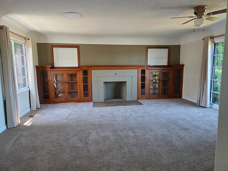 More Photos Of 968 NW Division St, Gresham Office For Lease