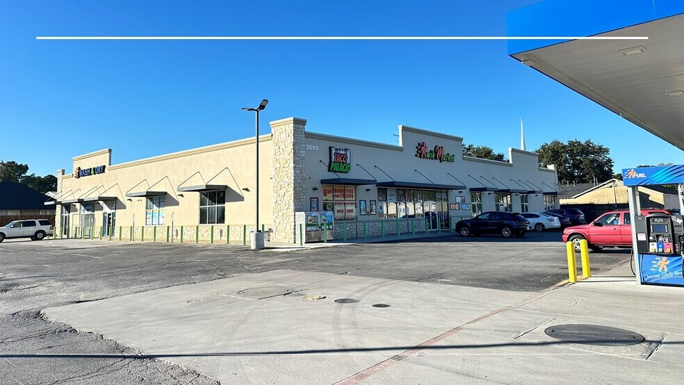 More Photos Of 2005 N Riverside Dr, Fort Worth Freestanding For Lease