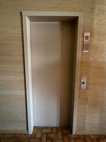 More Photos Of 917 U.S. 77, Sinton Manufacturing For Sale