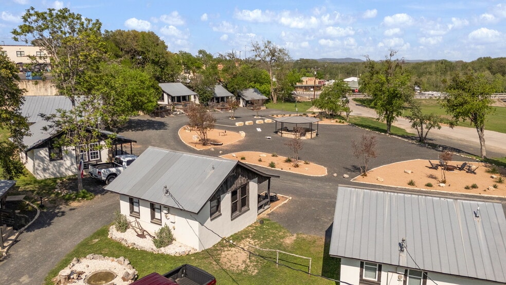 More Photos Of 1103 Maple St, Bandera Hotel For Sale