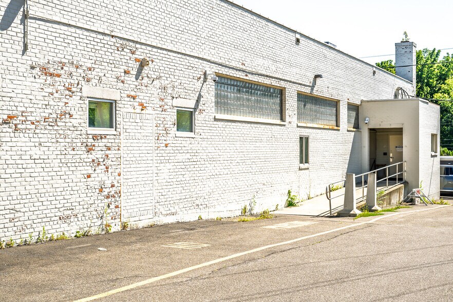 More Photos Of 749 Warren St, Hudson Flex For Sale