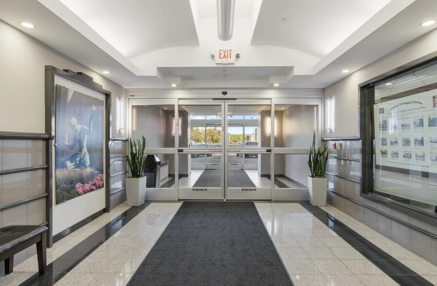 More Photos Of 24901 Northwestern Hwy, Southfield Office For Lease