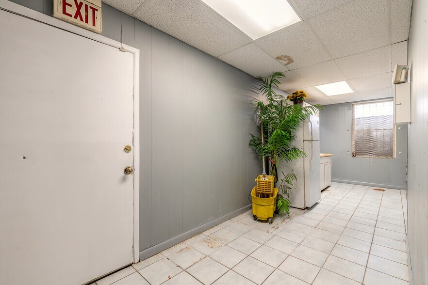 More Photos Of 82 N Yonge St, Ormond Beach General Retail For Sale