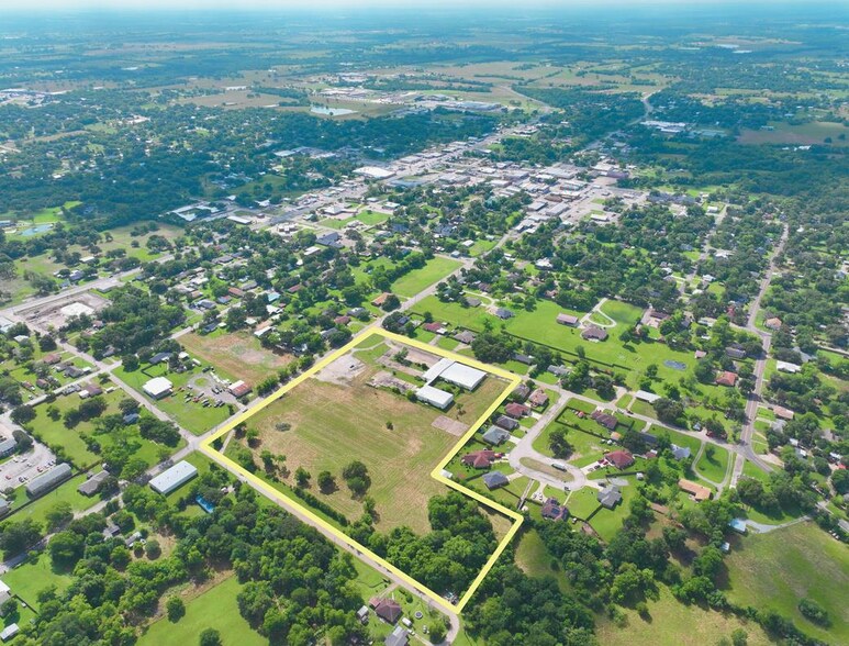 More Photos Of 300 W School St, Madisonville Light Distribution For Sale