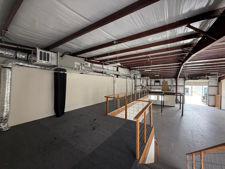 More Photos Of 13027 Harmon Rd, Fort Worth Warehouse For Lease
