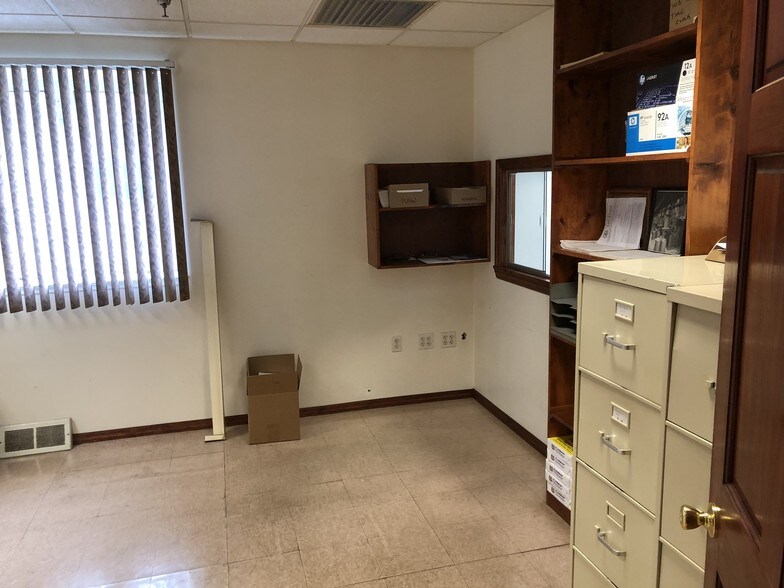 More Photos Of 100 Beecher Ave, Cheltenham Warehouse For Lease