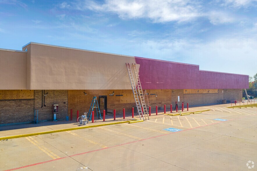More Photos Of 4202 Pioneer Rd, Balch Springs Supermarket For Lease