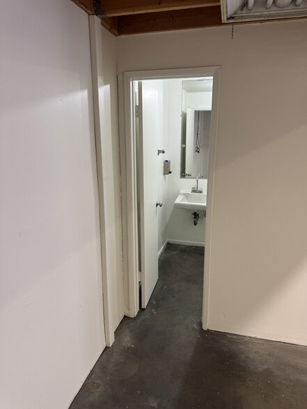 More Photos Of 5979 Reseda Blvd, Tarzana Warehouse For Lease