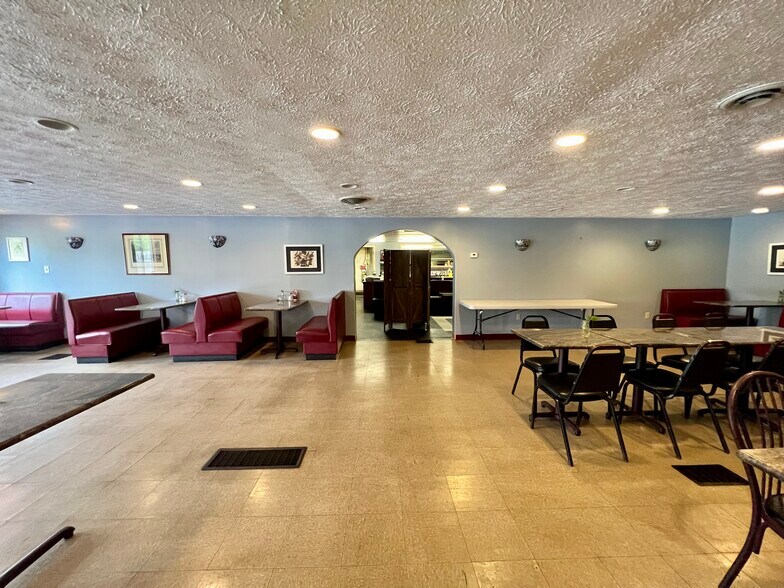 More Photos Of 444 North Ave, Hilton Restaurant For Lease