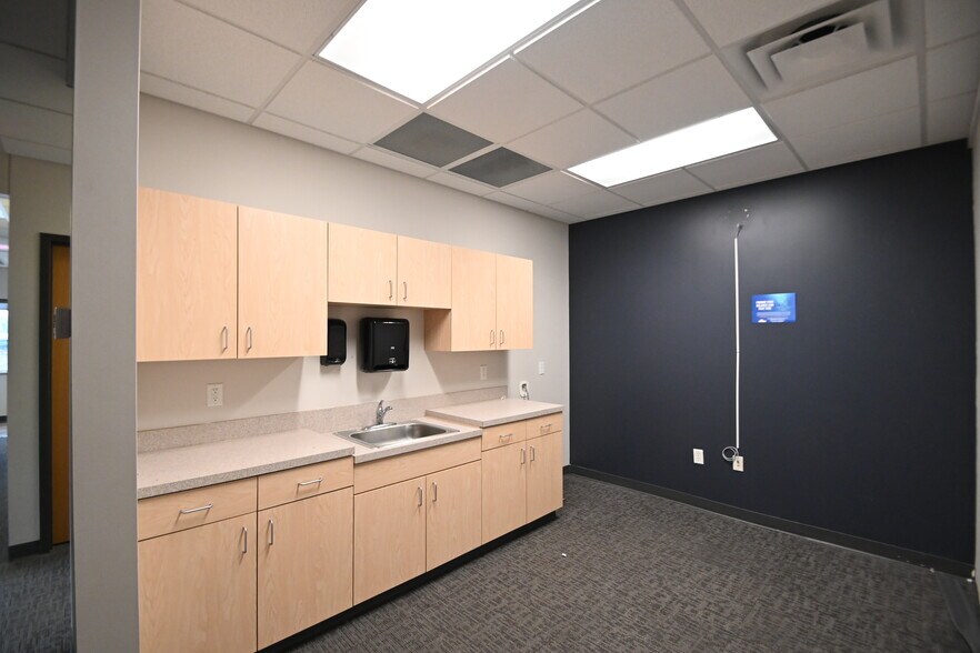 More Photos Of 1501 21st Ave N, Fargo Light Manufacturing For Lease
