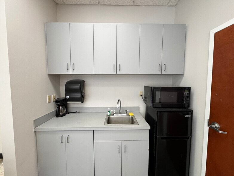 More Photos Of 4780-4806 N Orange Blossom Trl, Orlando Showroom For Lease