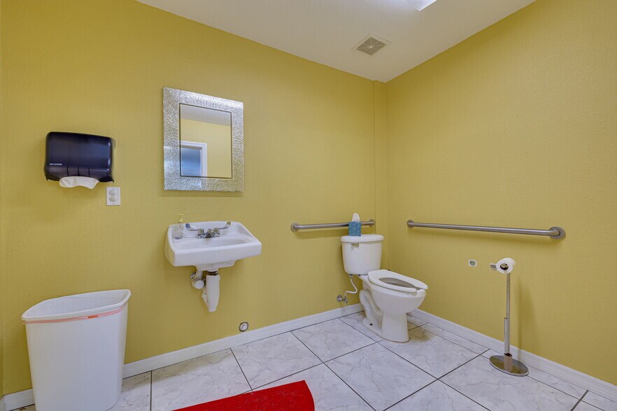 More Photos Of 110 Pine Ave, Oldsmar General Retail For Sale