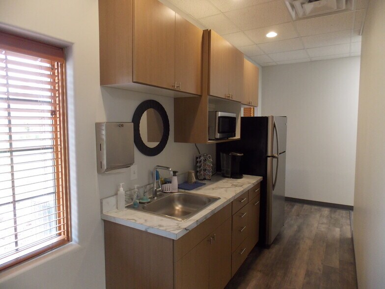 More Photos Of 1201 Wakarusa Dr, Lawrence Office For Lease