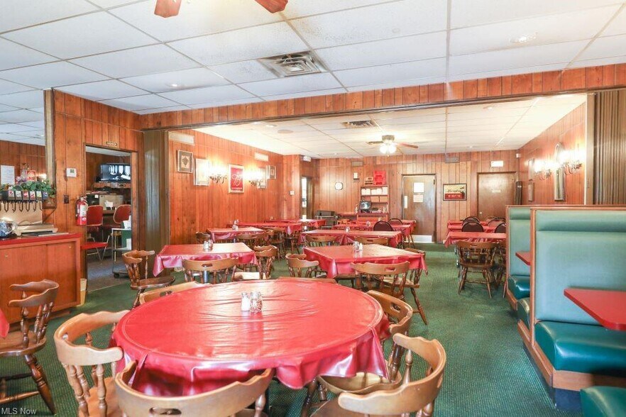 More Photos Of 387 S Broadway Ave, Salem Restaurant For Sale