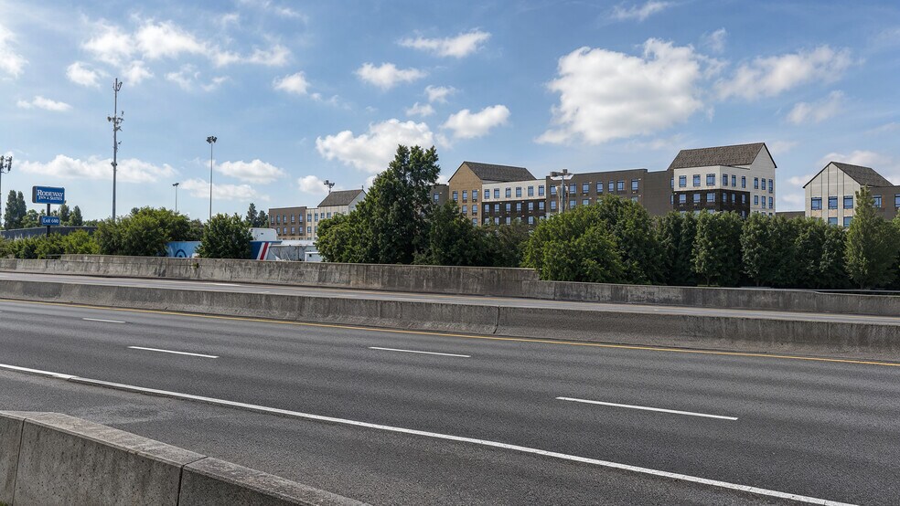 More Photos Of 10205 SW Park Way, Portland Bar For Sale