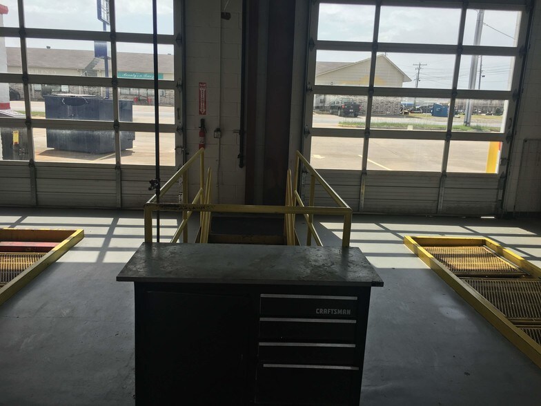 More Photos Of 914 W Main St, Cabot Auto Repair For Lease