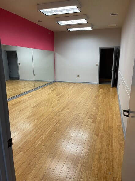 More Photos Of 1314 NW John Jones Dr, Burleson Medical For Lease