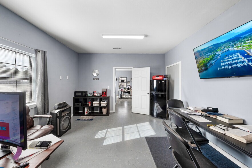 More Photos Of 18508 US Highway 69 N, Lindale Warehouse For Sale