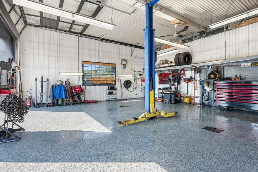 More Photos Of 503 Rue Principale, Granby Auto Repair For Sale