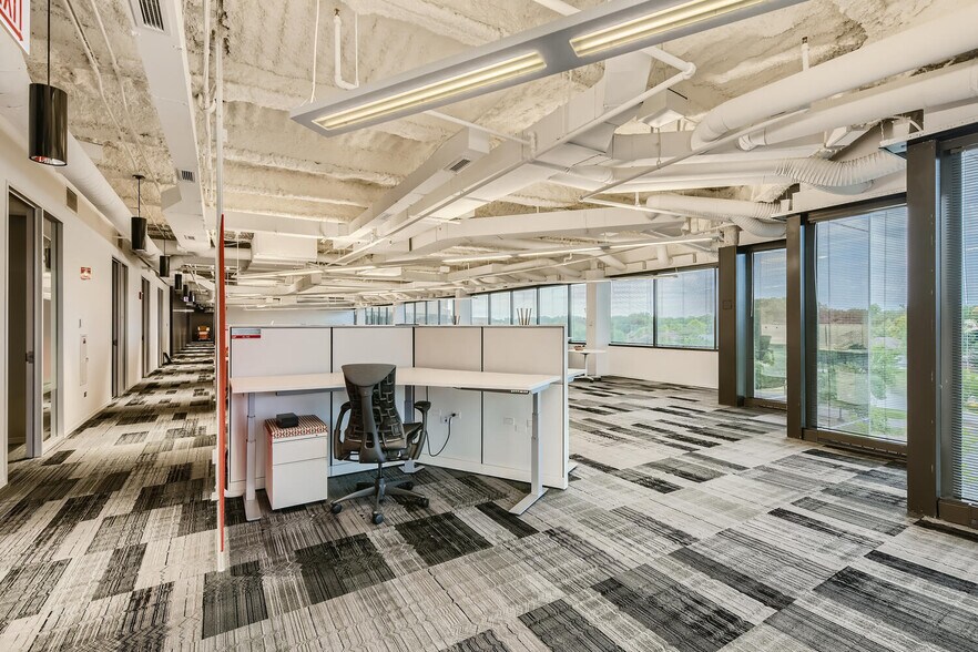 More Photos Of 25 Tri State International, Lincolnshire Office For Lease